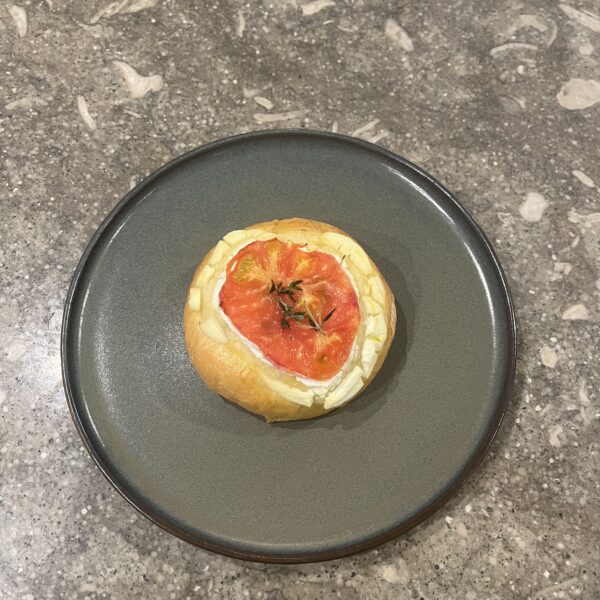 Domates &amp; Labne Bun